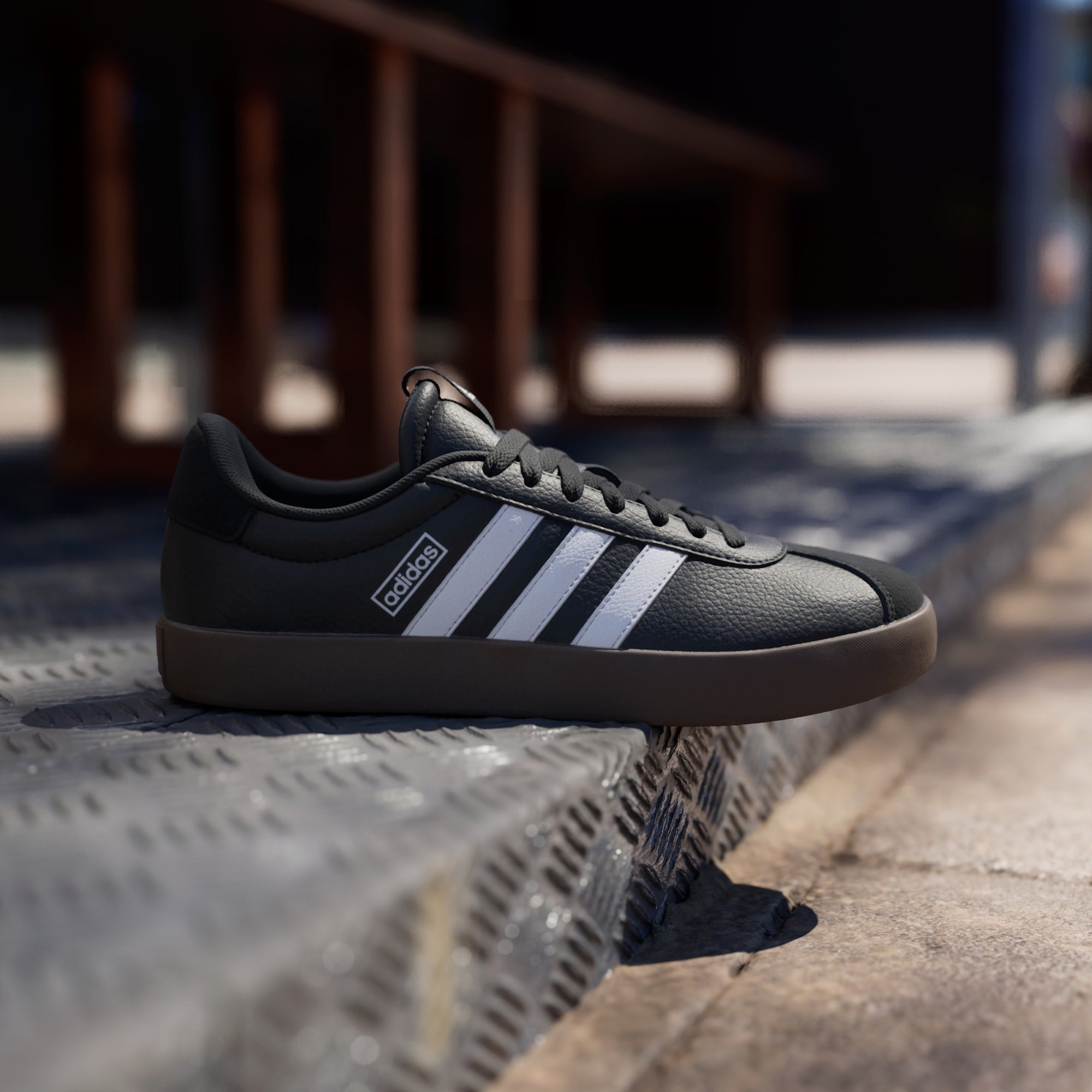 Tenis_adidas_VL_Court_3.0_Low_Skateboarding_Negro_ID8796_HM3_hover.jpg